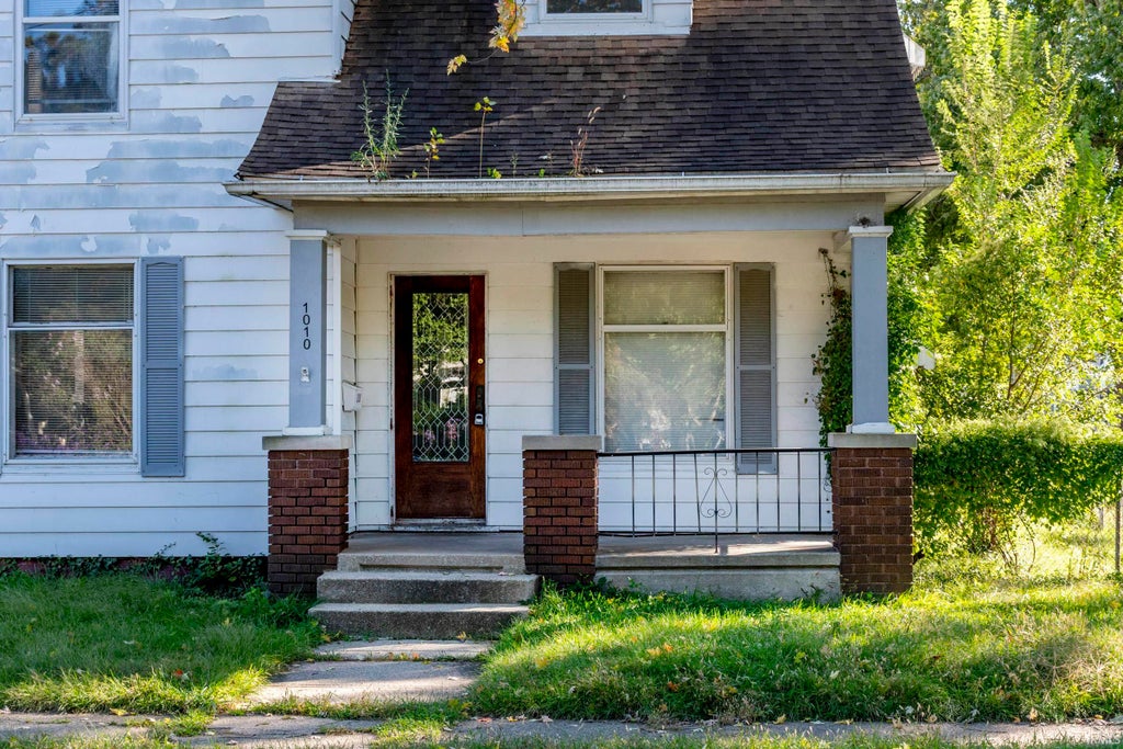 Photo of 1010 Vassar Avenue, South Bend, IN 46616 (MLS # 202643719)