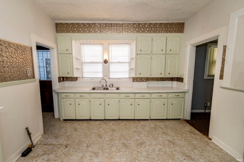 Tiny photo for 1010 Vassar Avenue, South Bend, IN 46616 (MLS # 202643719)
