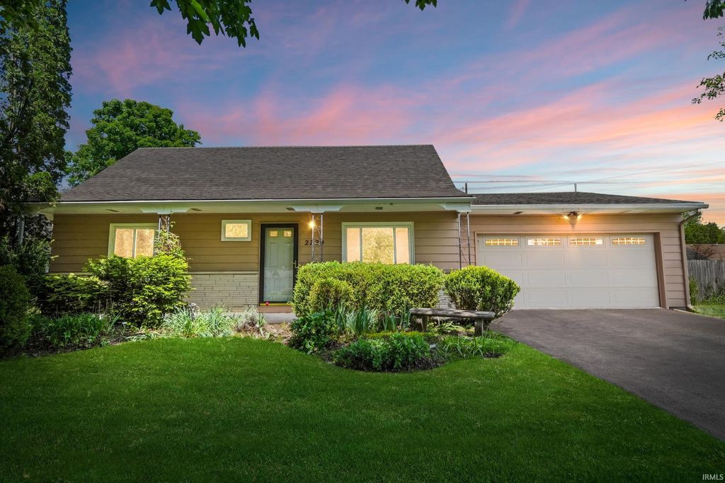 Photo of 2729 Bellevue Drive, Fort Wayne, IN 46825 (MLS # 202615956)