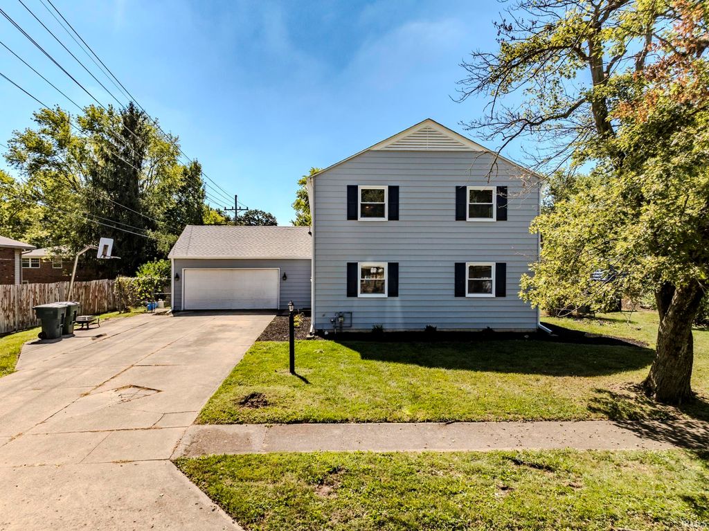 Photo of 2905 W Woodbridge Drive, Muncie, IN 47304 (MLS # 202539193)