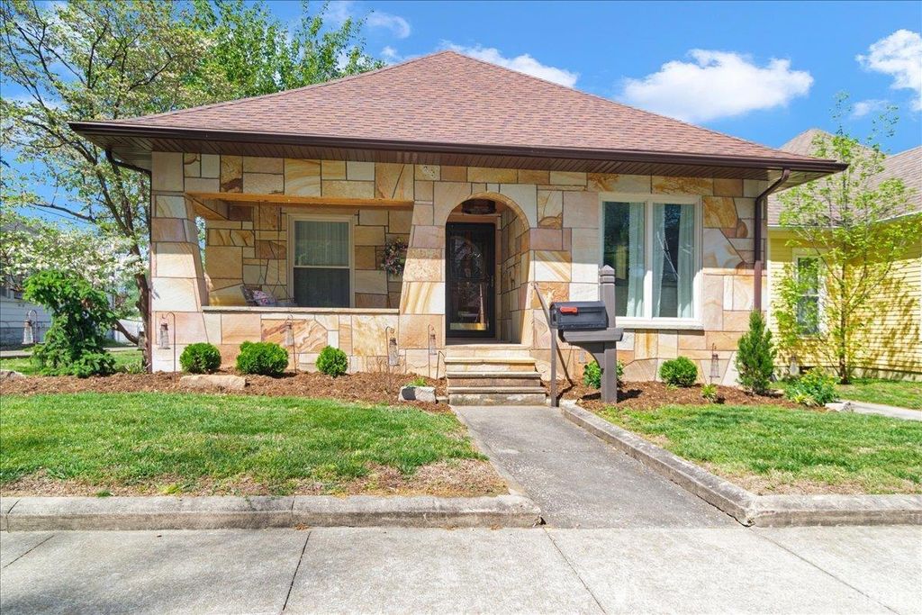 Photo of 404 W Spruce Street, Princeton, IN 47670 (MLS # 202613926)