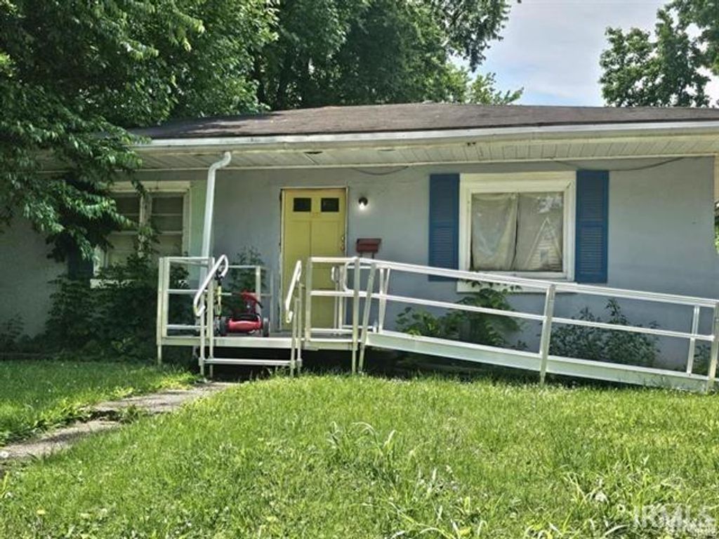 Photo of 1521 Ravenswood Drive, Evansville, IN 47714 (MLS # 202604885)