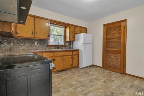 Tiny photo for 909 E Sherman Street, Mount Vernon, IN 47620 (MLS # 202644903)