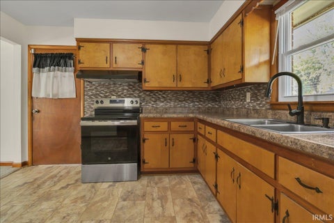 Tiny photo for 909 E Sherman Street, Mount Vernon, IN 47620 (MLS # 202644903)