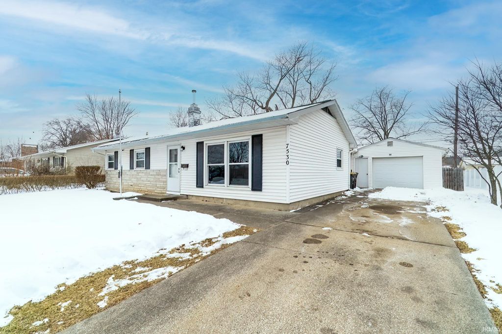 Photo of 7530 Knightswood Drive, Fort Wayne, IN 46819 (MLS # 202603726)
