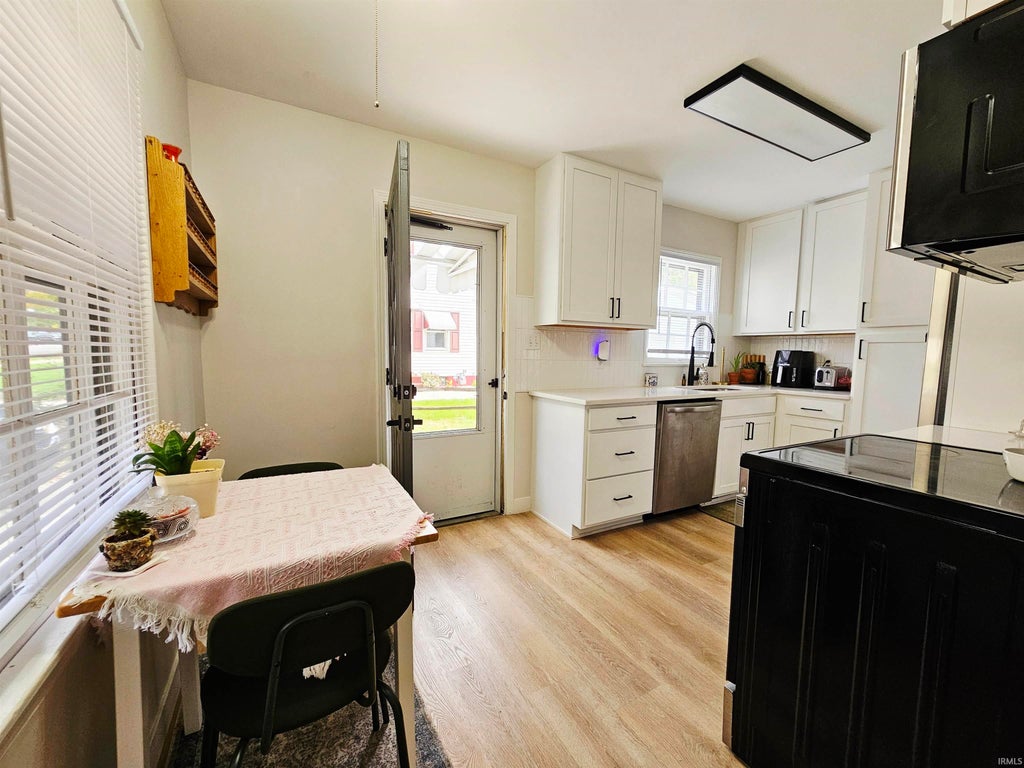 Photo of 1513 Melrose Avenue, Fort Wayne, IN 46808 (MLS # 202642187)