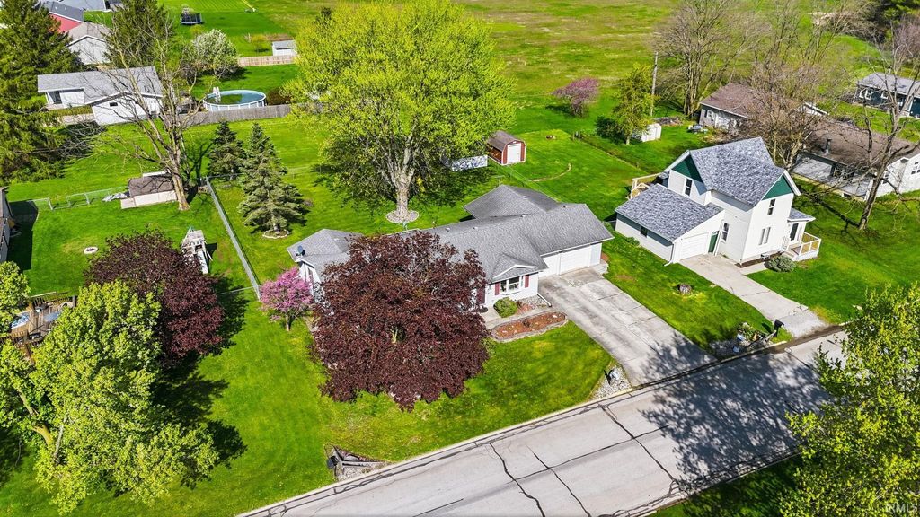 Photo of 1112 S Ijams Street, Garrett, IN 46738 (MLS # 202614889)