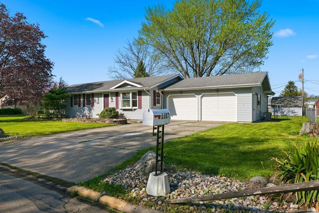 Photo of 1112 S Ijams Street, Garrett, IN 46738 (MLS # 202614889)
