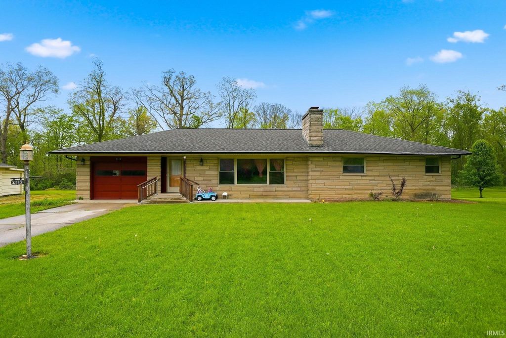 Photo of 2113 Maples Road, Fort Wayne, IN 46816 (MLS # 202618655)