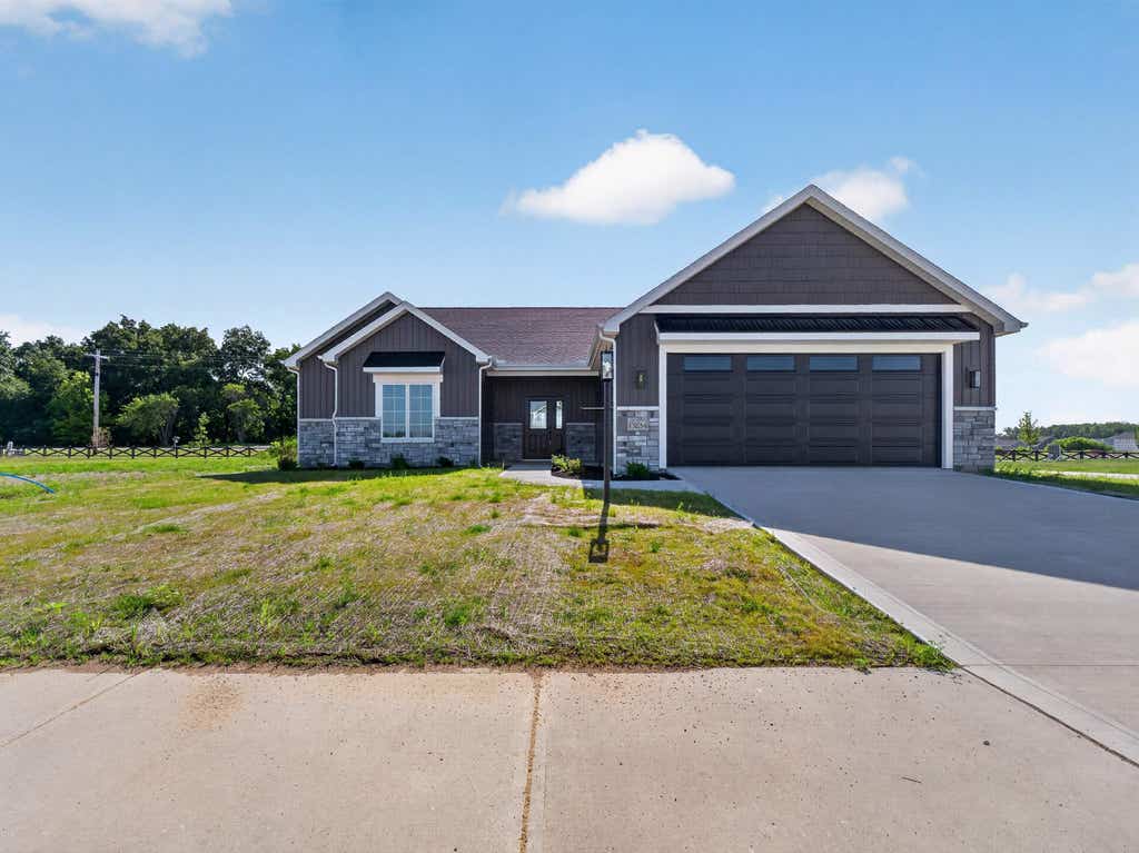 Photo of 13234 Vista Verde Boulevard, Fort Wayne, IN 46818 (MLS # 202627687)