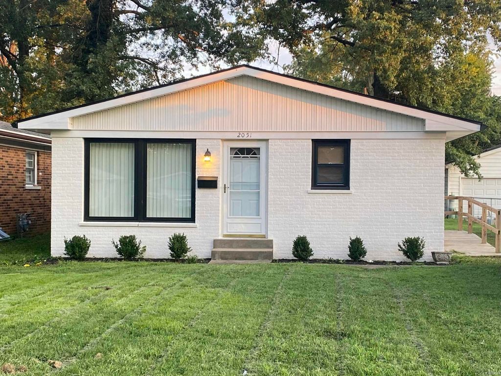 Photo of 2051 Cass Avenue, Evansville, IN 47714 (MLS # 202544926)