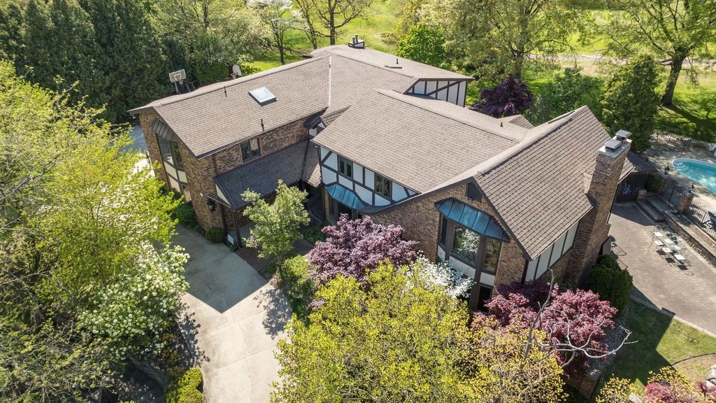 Photo of 17343 Turnberry Court, Granger, IN 46530 (MLS # 202617493)