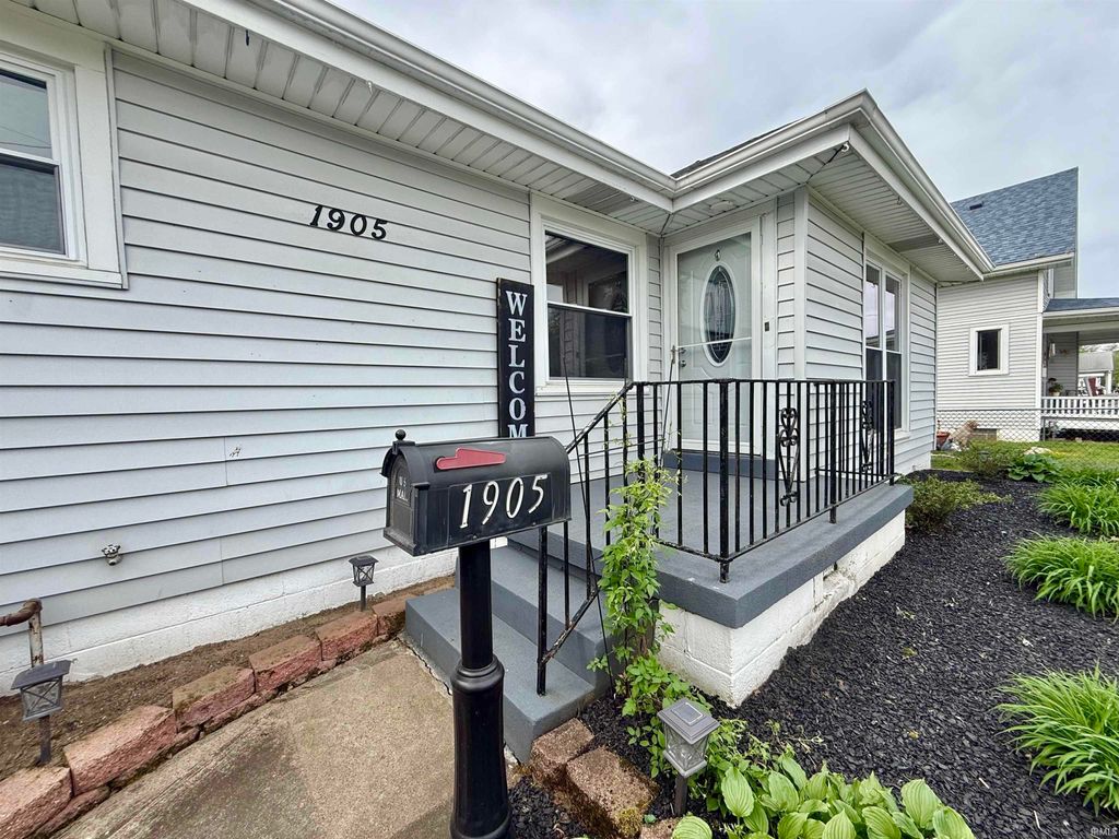 Photo of 1905 E Franklin Street, Evansville, IN 47711 (MLS # 202613258)