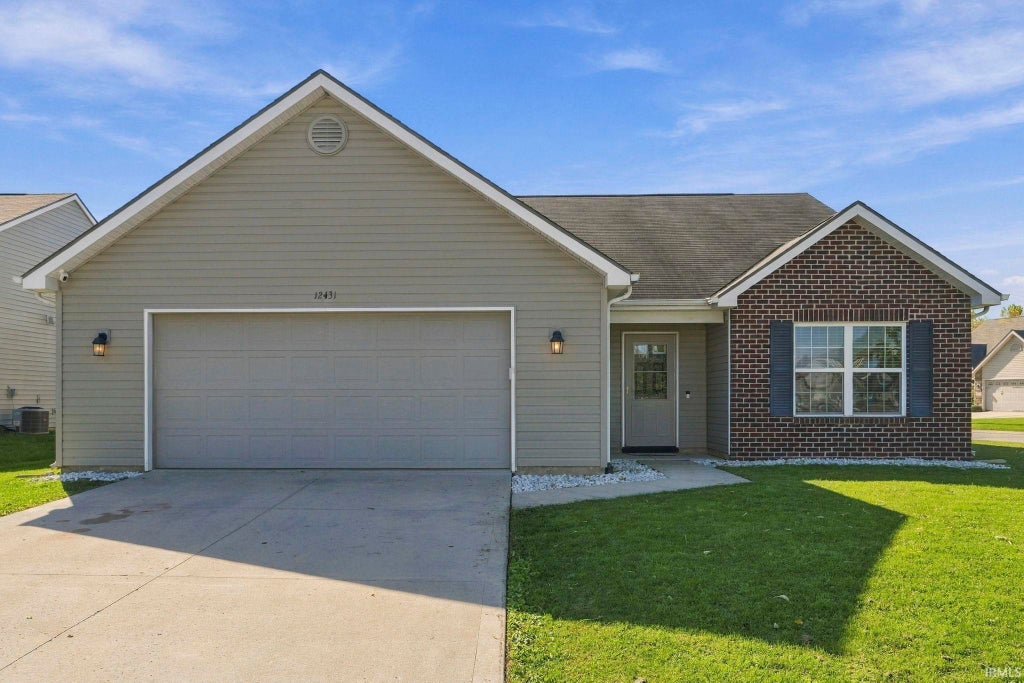 Photo of 12431 Hummingbird Cove, Fort Wayne, IN 46845 (MLS # 202644210)