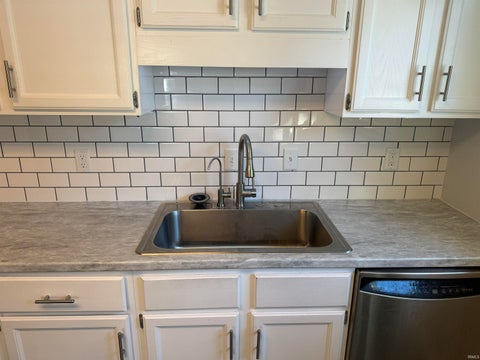 Tiny photo for 2425 Springfield Avenue, Fort Wayne, IN 46805 (MLS # 202642501)
