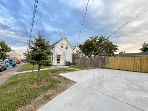 Tiny photo for 2101 W Indiana Street, Evansville, IN 47712 (MLS # 202537820)