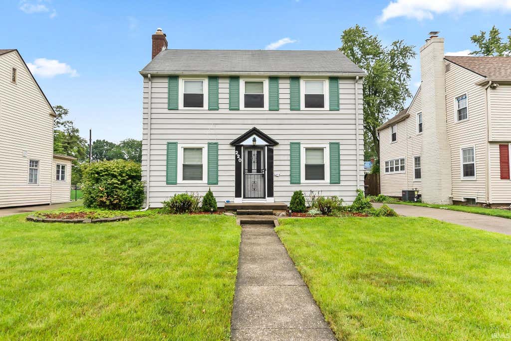 Photo of 220 W Fleming Avenue, Fort Wayne, IN 46807 (MLS # 202632976)