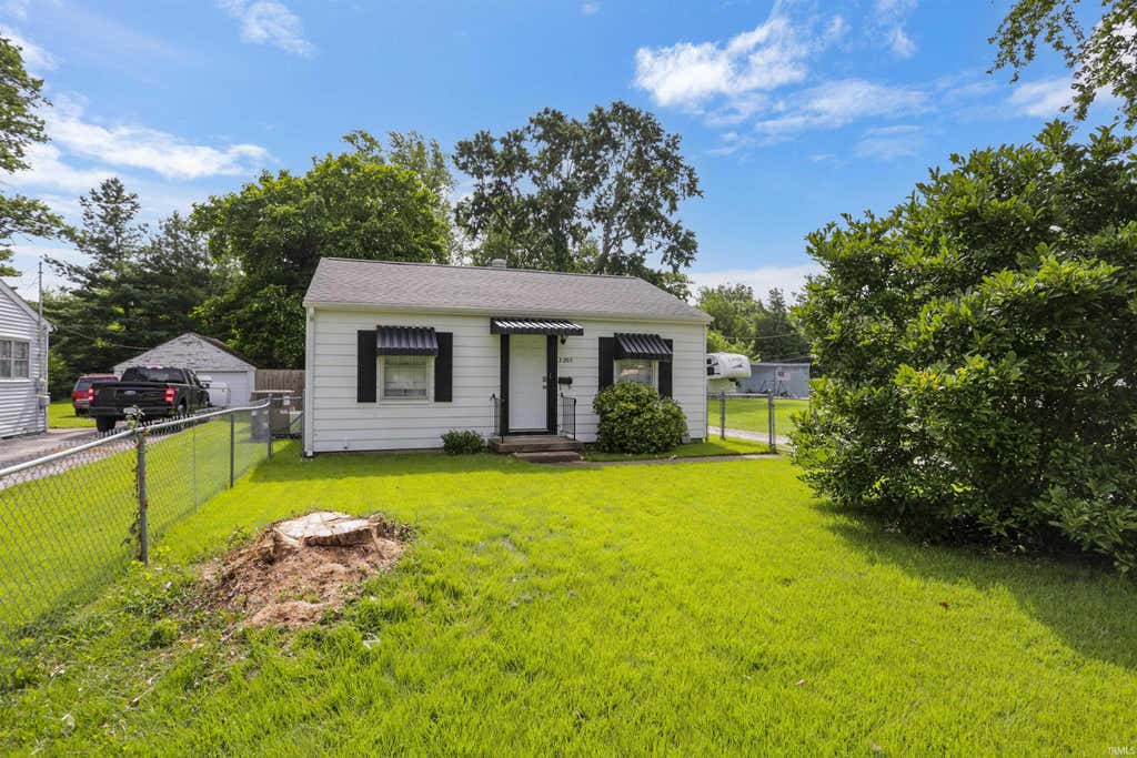 Photo of 3205 N Twelfth Avenue, Evansville, IN 47720 (MLS # 202629747)
