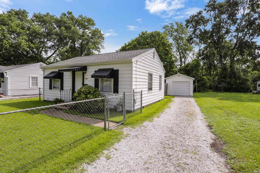 Photo of 3205 N Twelfth Avenue, Evansville, IN 47720 (MLS # 202629747)