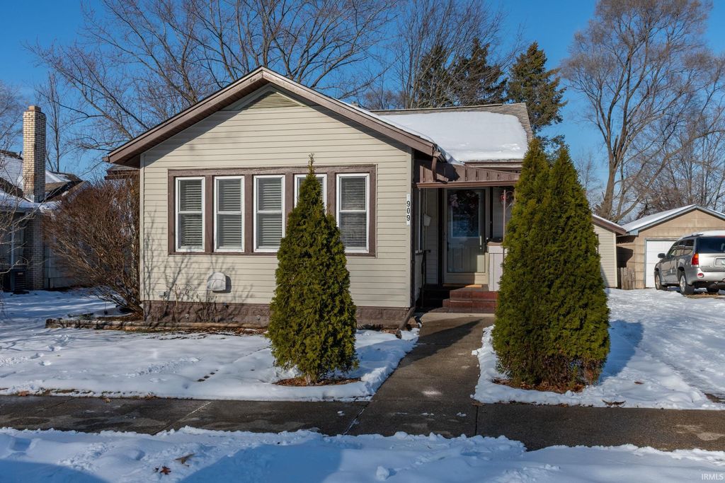 Photo of 909 E Oakside Street, South Bend, IN 46614 (MLS # 202549316)