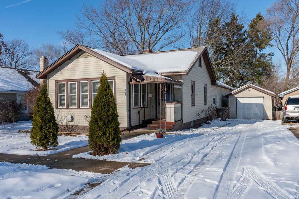 Photo of 909 E Oakside Street, South Bend, IN 46614 (MLS # 202549316)