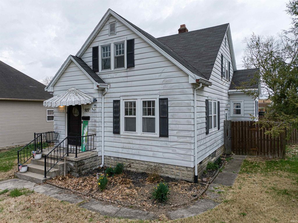 Photo of 927 E FIFTH Street, Mount Vernon, IN 47620 (MLS # 202608254)