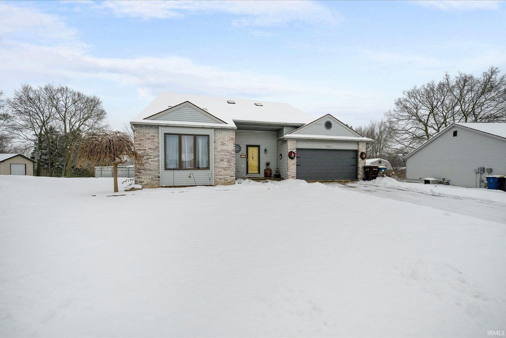 Photo of 904 Elm Street, Auburn, IN 46706 (MLS # 202548509)