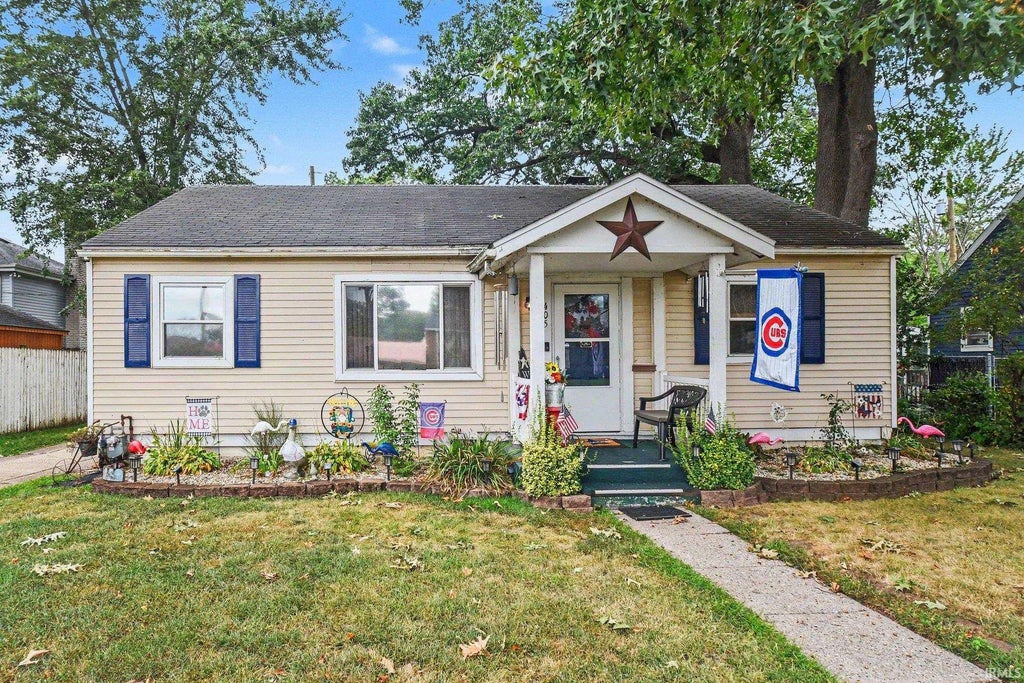 Photo of 405 S West Boulevard, Elkhart, IN 46514 (MLS # 202637818)