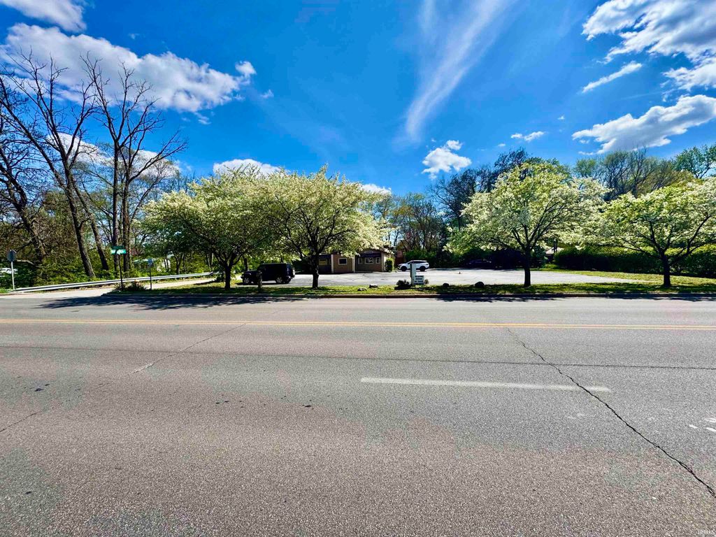 Photo of 1227 E Bristol Street, Elkhart, IN 46514 (MLS # 202615696)