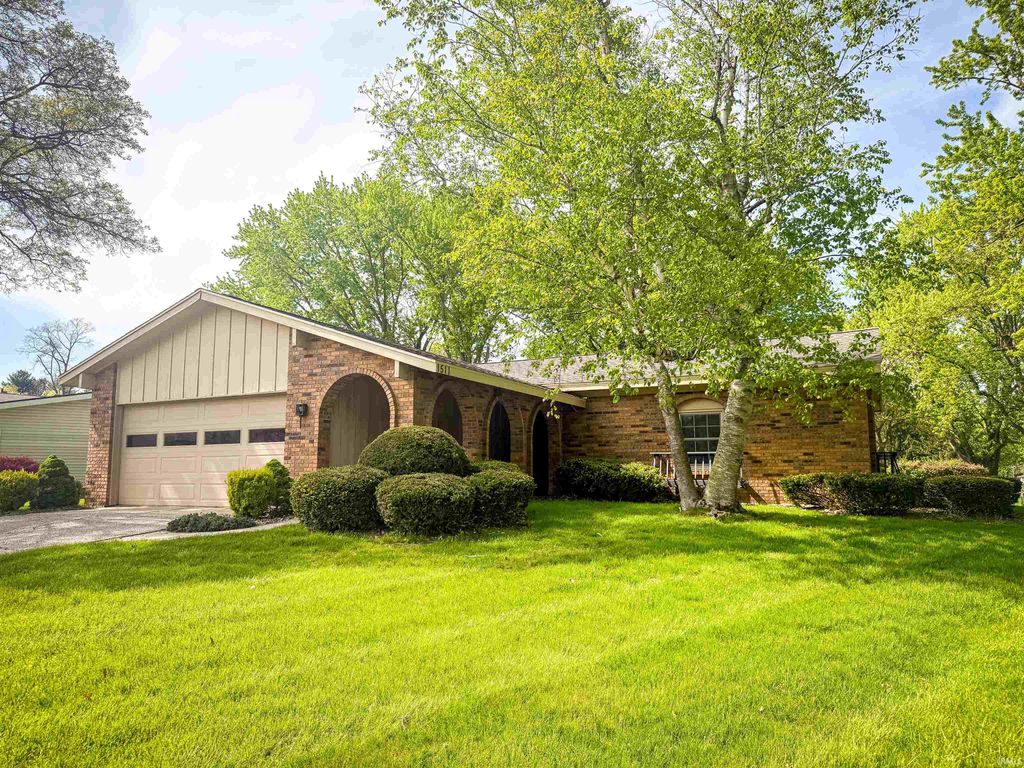 Photo of 1511 Brookwood Drive, Elkhart, IN 46514 (MLS # 202615093)
