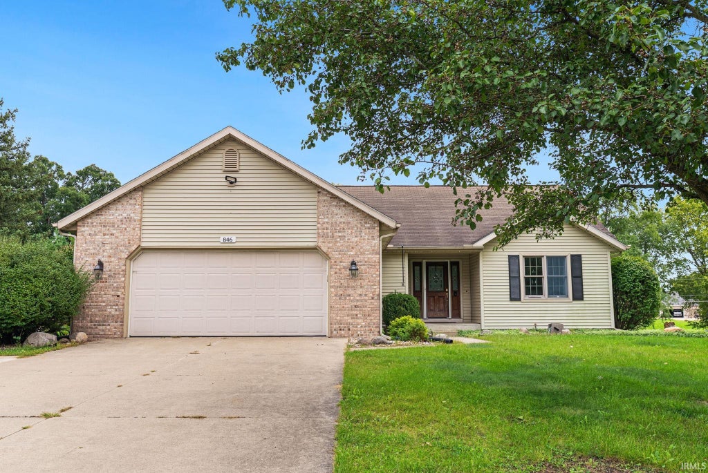 Photo of 846 N Timberline Circle, Warsaw, IN 46582 (MLS # 202641201)