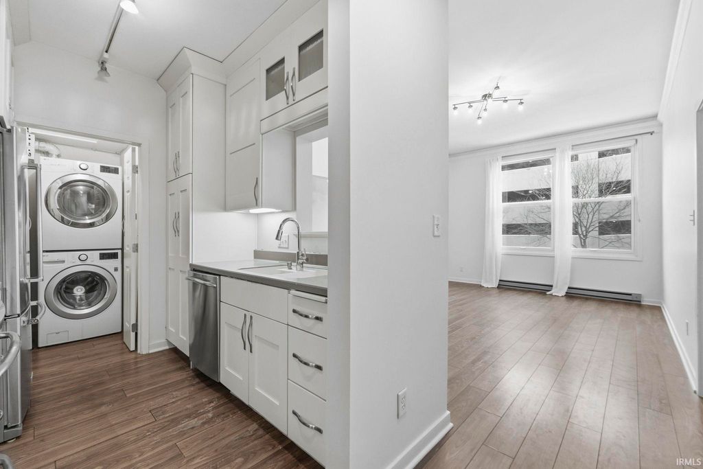 Photo of 113 W Wayne Street #202, Fort Wayne, IN 46802 (MLS # 202604140)