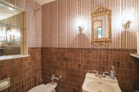 Tiny photo for 2001 E Jefferson Boulevard, South Bend, IN 46617 (MLS # 202547001)