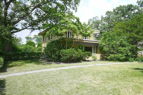 Photo of 2001 E Jefferson Boulevard, South Bend, IN 46617 (MLS # 202547001)