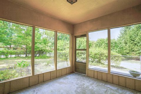 Tiny photo for 2001 E Jefferson Boulevard, South Bend, IN 46617 (MLS # 202547001)