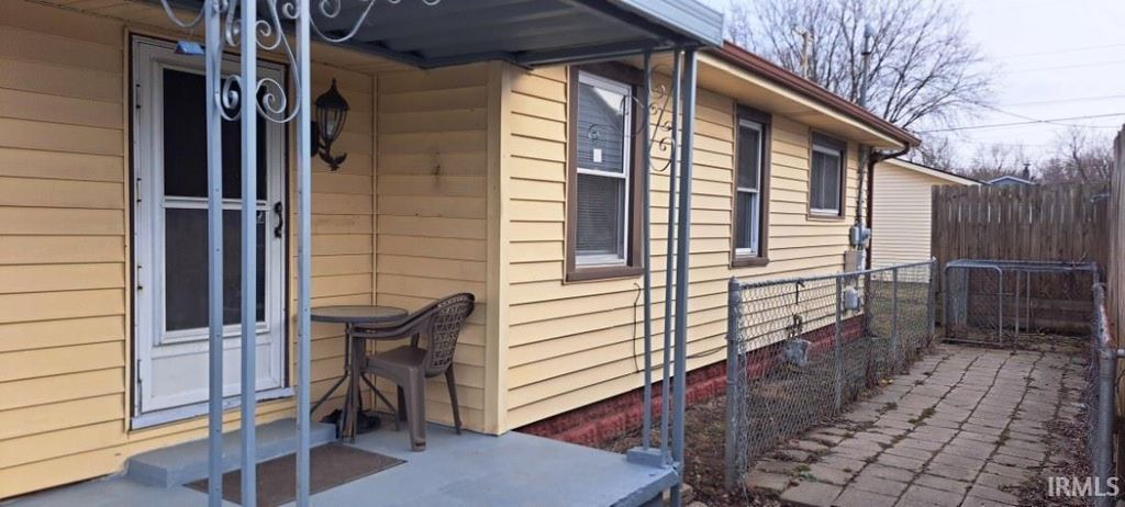 Photo of 907 W 14Th Street, Muncie, IN 47302 (MLS # 202606297)