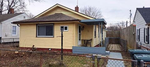 Photo of 907 W 14Th Street, Muncie, IN 47302 (MLS # 202606297)