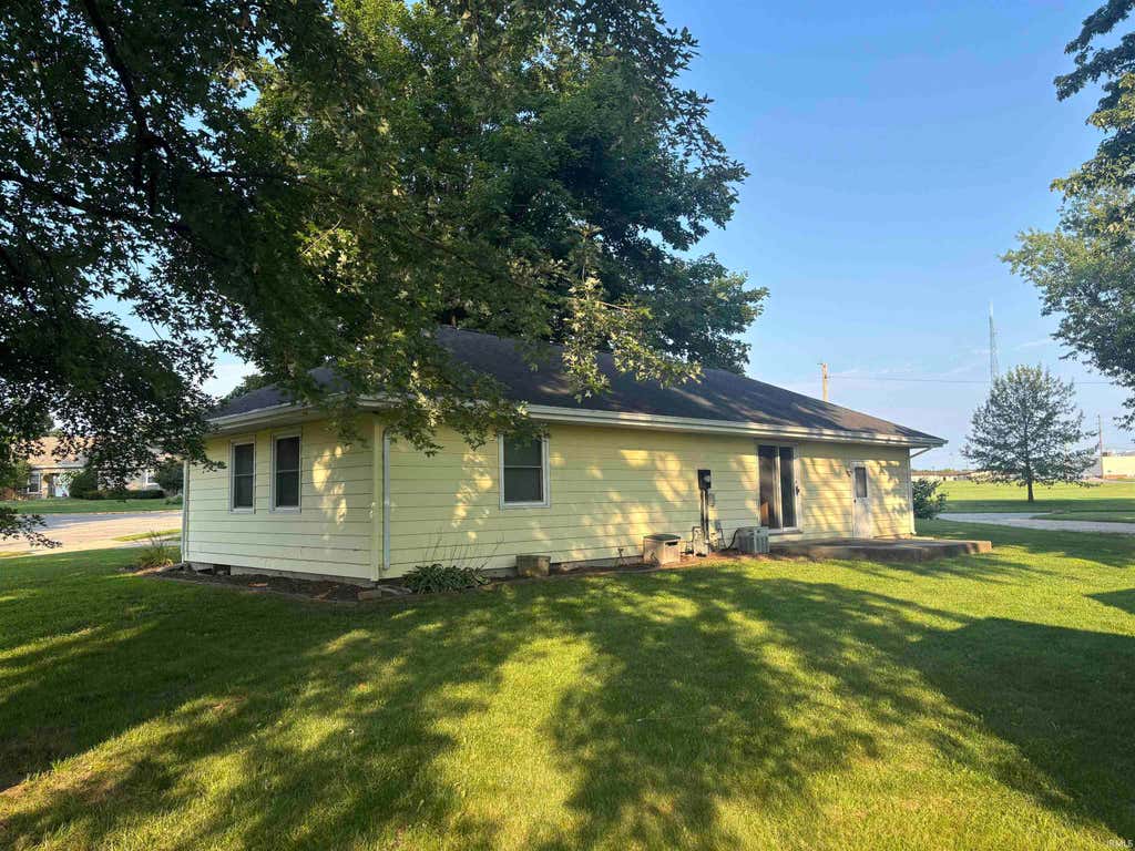 Photo of 408 W Pickwick Drive, Syracuse, IN 46567 (MLS # 202631831)