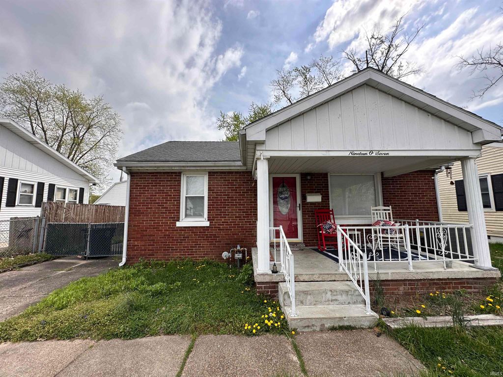 Photo of 1907 Oakland Avenue, Evansville, IN 47711 (MLS # 202611483)