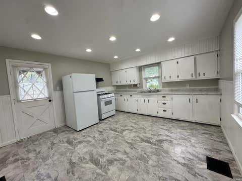 Tiny photo for 1907 Oakland Avenue, Evansville, IN 47711 (MLS # 202611483)