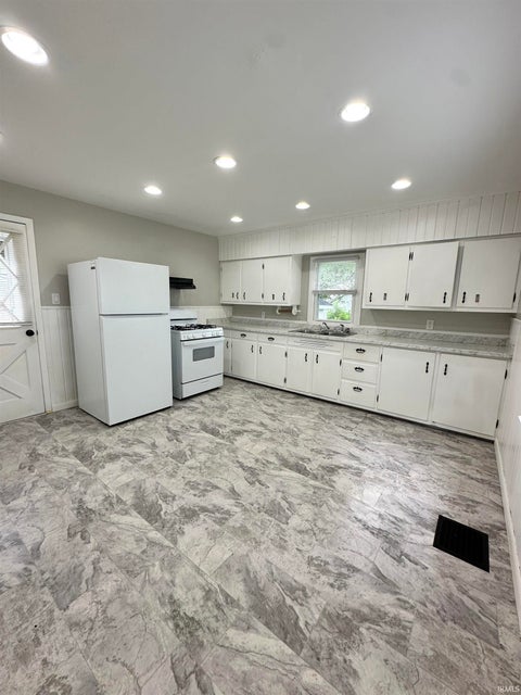 Tiny photo for 1907 Oakland Avenue, Evansville, IN 47711 (MLS # 202611483)