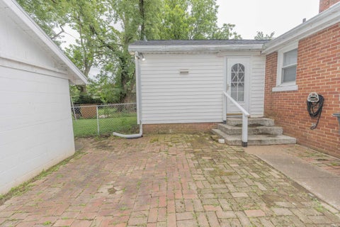 Tiny photo for 1907 Oakland Avenue, Evansville, IN 47711 (MLS # 202611483)
