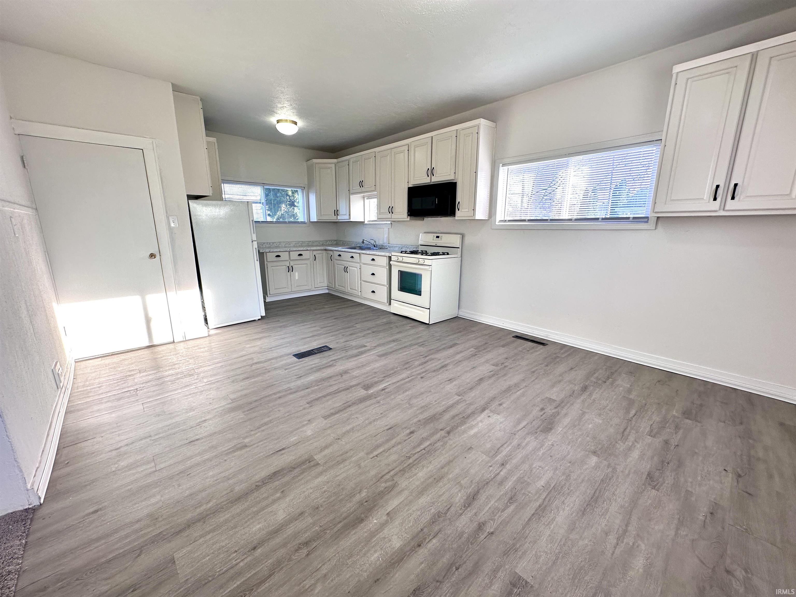 South Bend, Indiana 46613, United States, 3 Bedrooms Bedrooms, ,2 BathroomsBathrooms,Residential,Pending,88341