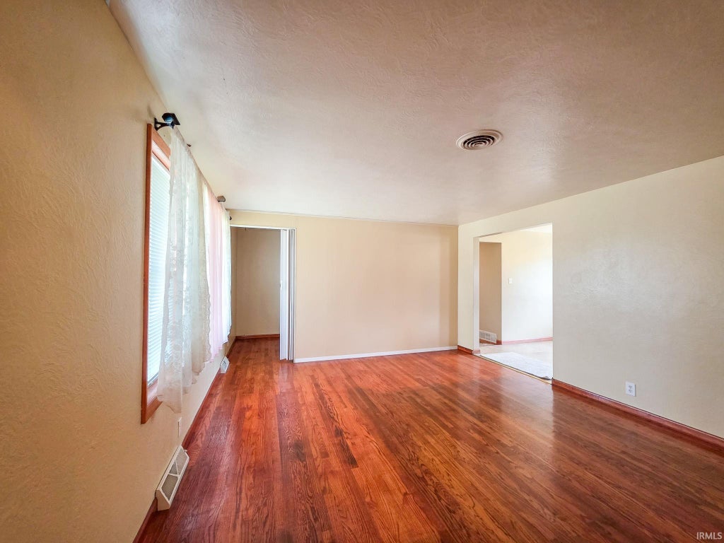 Photo of 345 W Dinehart Avenue, Elkhart, IN 46517 (MLS # 202637091)
