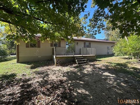 Tiny photo for 602 S 10th Street, Petersburg, IN 47567 (MLS # 202545514)