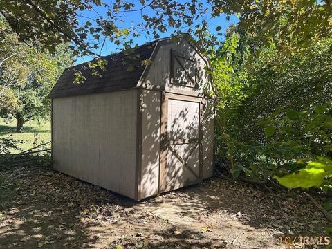 Tiny photo for 602 S 10th Street, Petersburg, IN 47567 (MLS # 202545514)