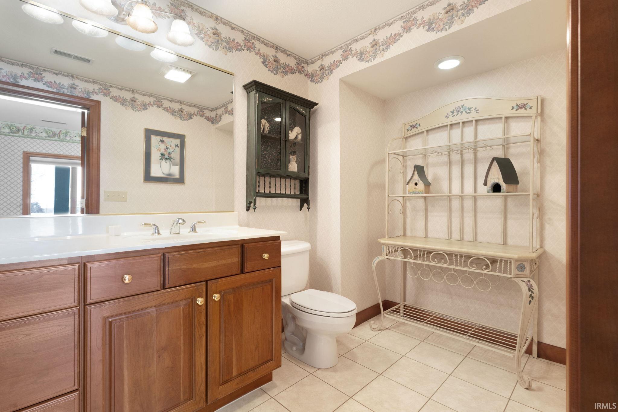 Middlebury, Indiana 46540, United States, 5 Bedrooms Bedrooms, ,6 BathroomsBathrooms,Residential,Active,242174