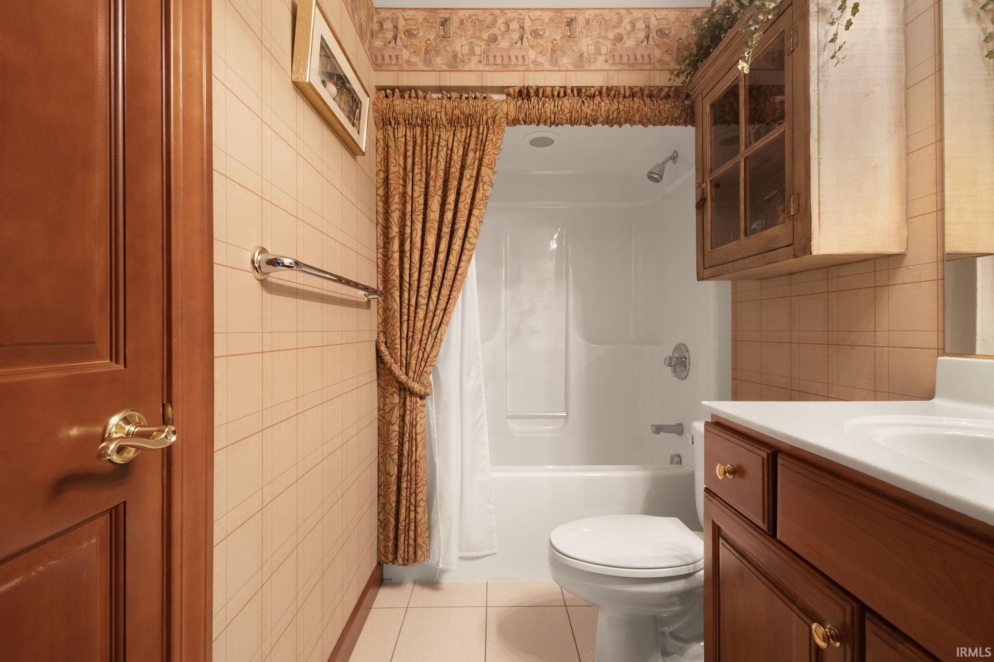 Middlebury, Indiana 46540, United States, 5 Bedrooms Bedrooms, ,6 BathroomsBathrooms,Residential,Active,242174