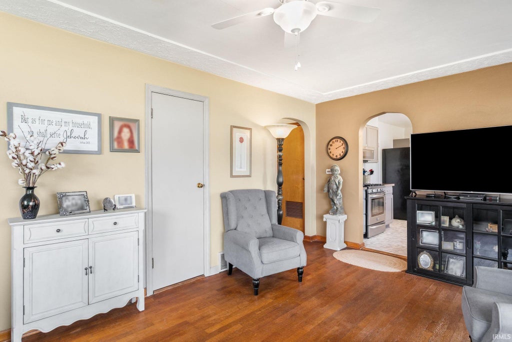 Photo of 1809 E McKinley Avenue, Mishawaka, IN 46545 (MLS # 202629915)