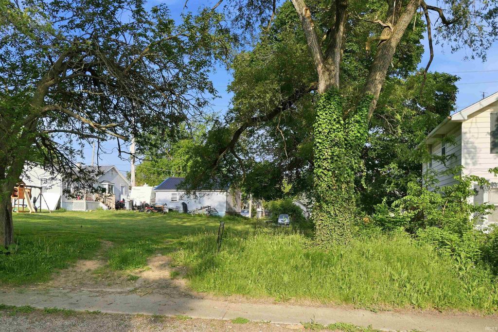 Photo of 2405 Cass Street, Fort Wayne, IN 46808 (MLS # 202546177)